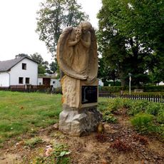 Socha anděla před kostelem v Jiřicích