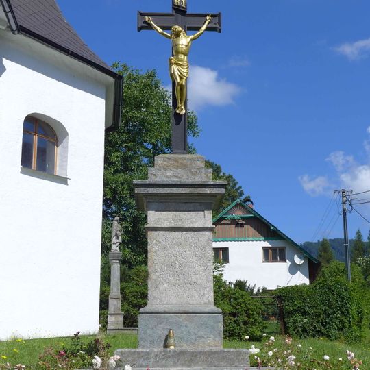 Dva litinové kříže s kamennými podstavci