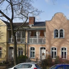 Doppelwohnhaus mit rückwärtigen Wirtschaftsgebäuden Schramberger Straße 49/51