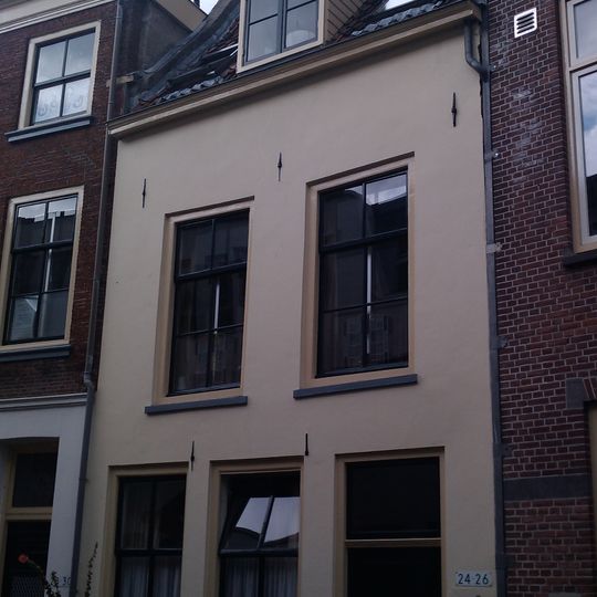 Pand met hoog zadeldak, waarin dakkapel met fronton