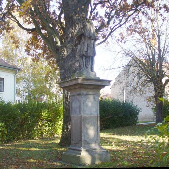 Socha svatého Jana Nepomuckého vlevo u kostela ve Štětí