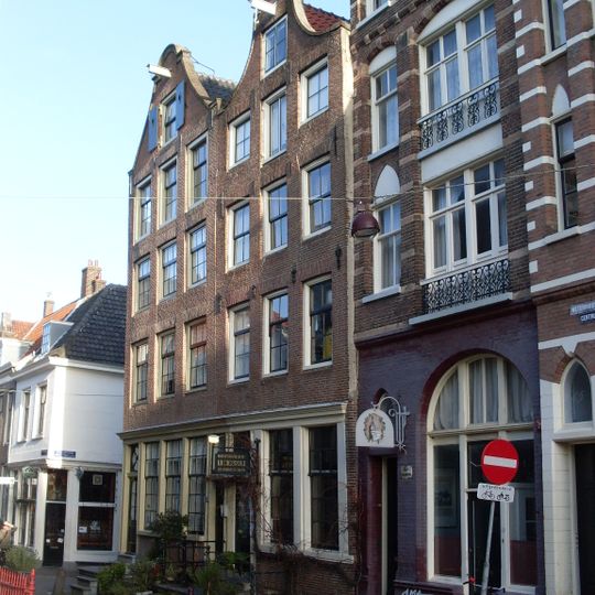 Pand met gevel, onder klokvormige rollagentop