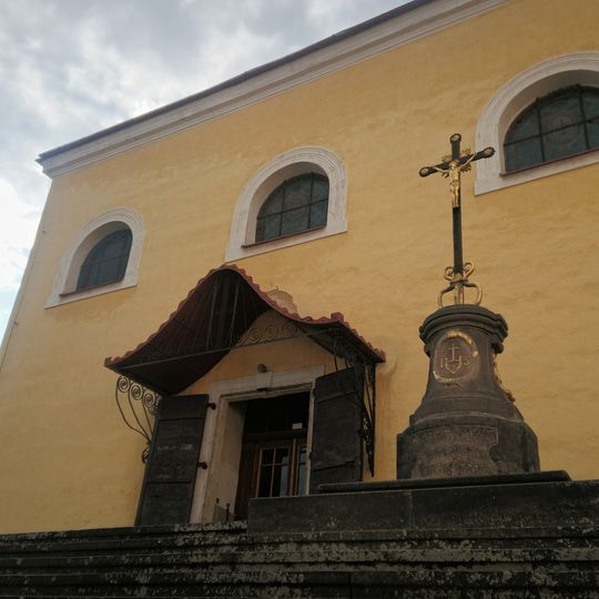 Kříž v Malých Svatoňovicích před kostelem Panny Marie Sedmiradostné