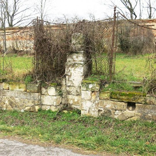 Kříž ve zdi zahrady na východním okraji Budihostic