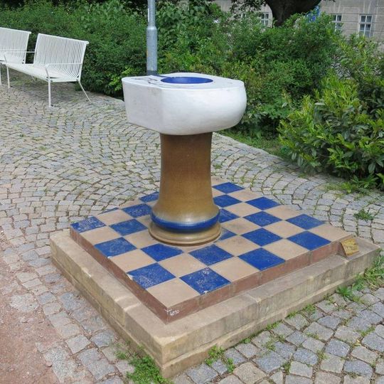 Keramická plastika Ptačí napajedlo v parku Koliště v Brně