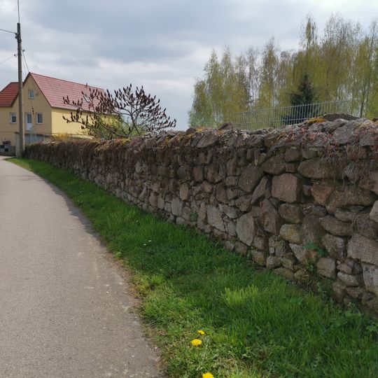 Straßenbegleitende Einfriedungsmauern Fährweg