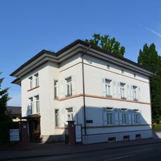 Villa und Nebengebäude