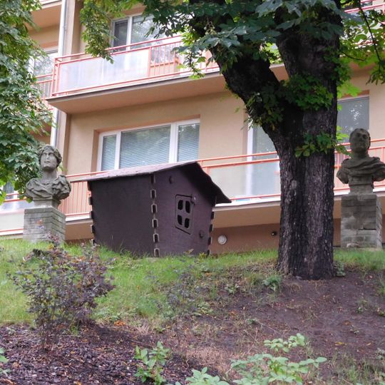 Busty v antickém stylu u domu pod Klimentkou v Plzeňské ulici