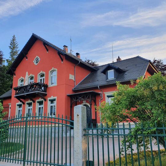 Villa mit Villengarten Übigauer Straße 2