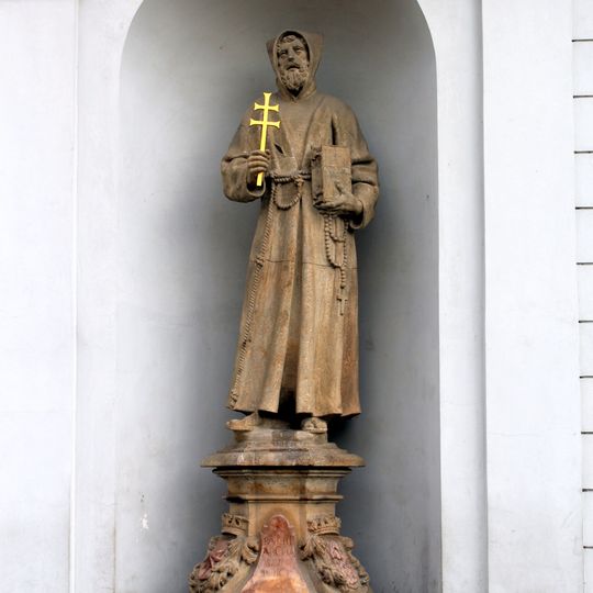 Socha sv. Františka Serafinského na Náměstí Republiky v Praze
