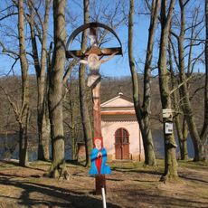 Kříž u kaple Nanebevzetí Panny Marie Na Rovínku