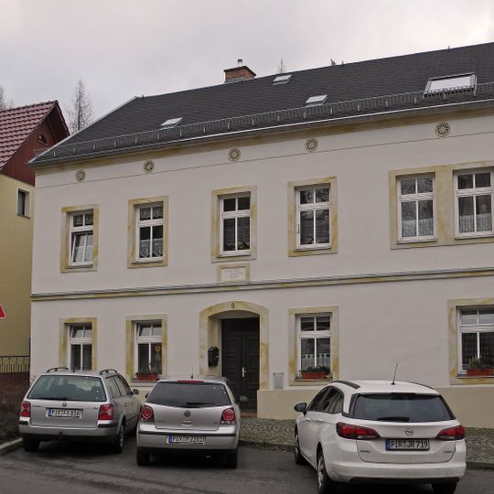 Wohnhaus in halboffener Bebauung Hellendorfer Straße 8