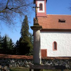 Kříž u kostela ve Zdemyslicích