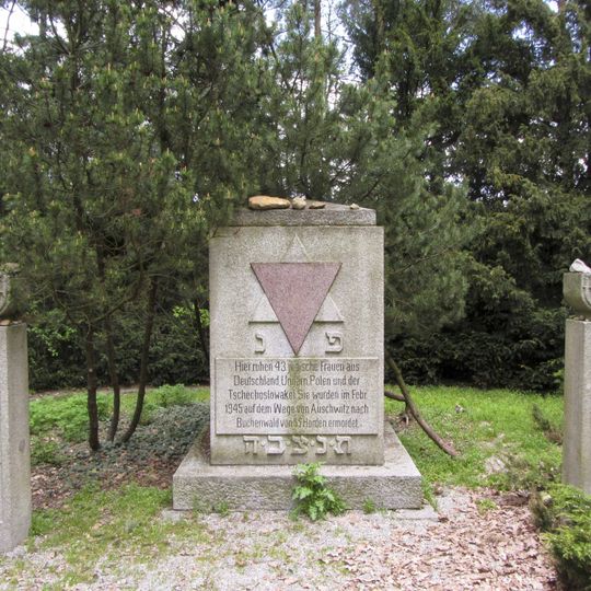 Einzeldenkmal der Sachgesamtheit Jüdische Gedenkstätte für 43 jüdische Frauen: Gedenkstein und zwei flankierende Leuchterstelen Am Chorberg