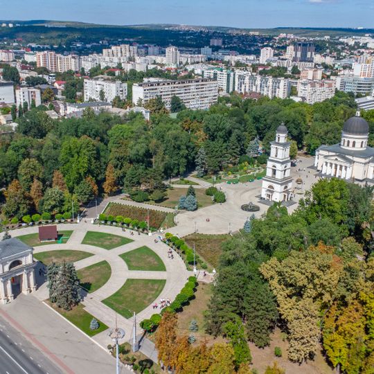 Ansamblul Catedralei „Nașterea Domnului”. Porțile Sfinte și scuarul. Piața Marii Adunări Naționale