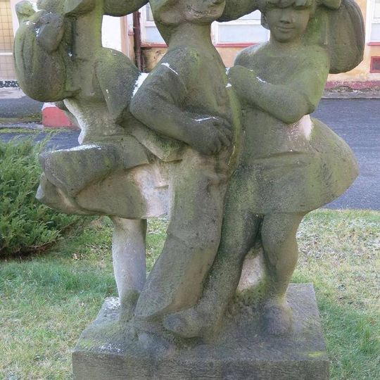 Sousoší dětí u sanatoria v Okružní ul. v Meziboří
