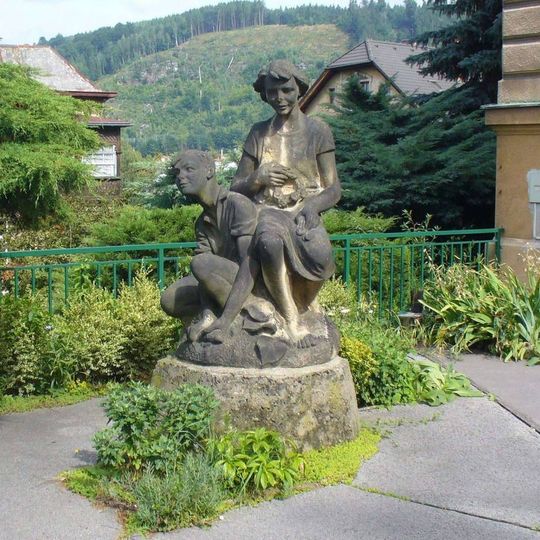 Socha dětí u školy v Tylově ulici v Děčíně