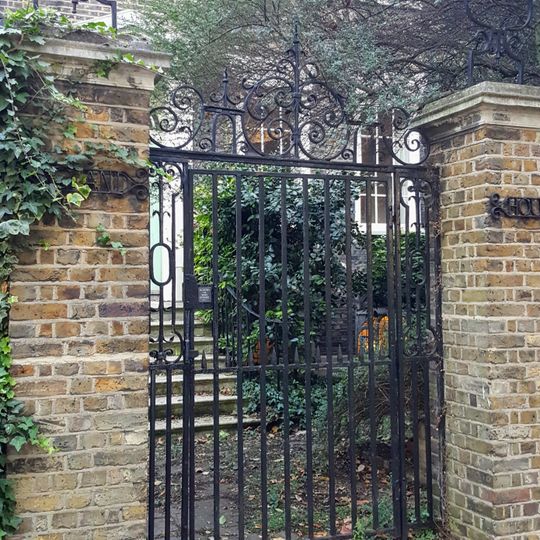 Gate With Overthrow At No 29