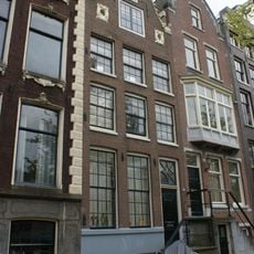 Pand met klokgevel met twee oeils-de-boeuf en festoen