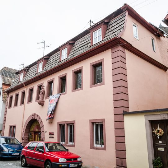 Mansarddachhaus mit Toreinfahrt