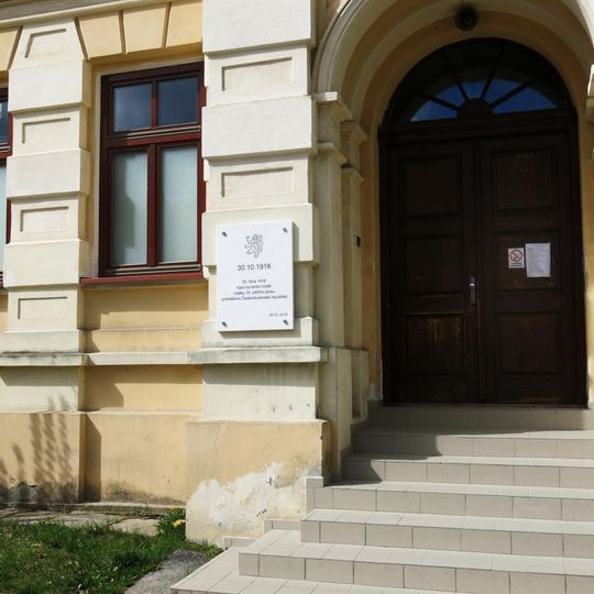 Pamětní deska k prohlášení republiky 1918 na domě Havlíčkova 424 v České Lípě