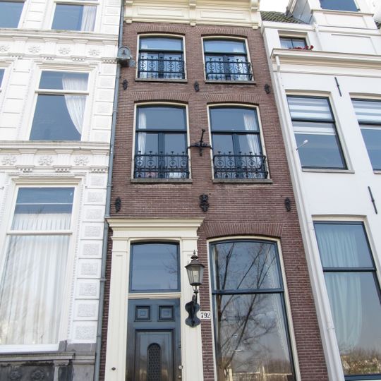 Huis met gevel onder rechte lijst met consoles