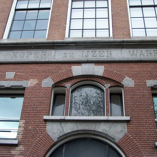 Huis met gevel onder rechte lijst