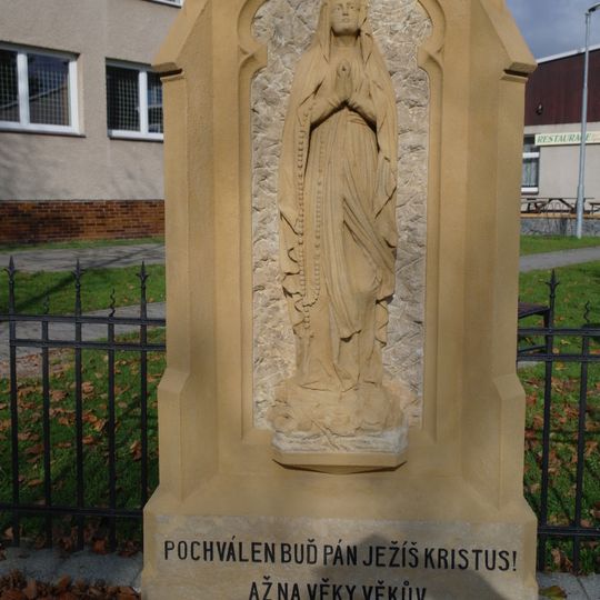 Kříž v Dlouhoňovicích ve Školské ulici