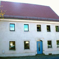 Wohnhaus in offener Bebauung, mit Scheune im rechten Winkel stehend Dr.-Wilhelm-Külz-Straße 70