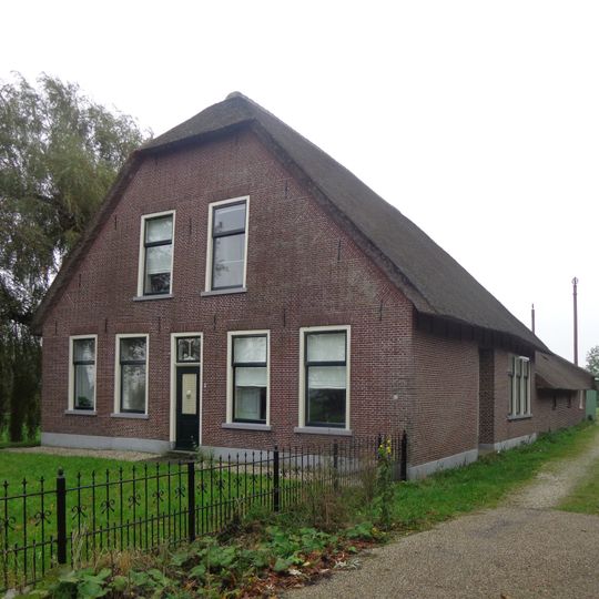 Boerderij, fors langhuis, afgewolfde topgevel