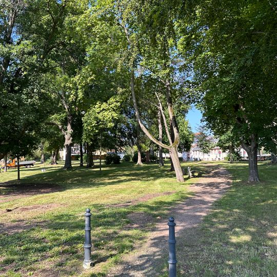 Alter Friedhof zwischen Dresdner Straße, Schützenstraße und Brückenstraße, später städtische Grünanlage, sowie zwei Gedenksteine mit Inschrift, eingefügt in die Parkmauer Dresdner Straße