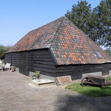 Huis Maarsbergen: boerderij met bakhuis, schuur en hooiberg