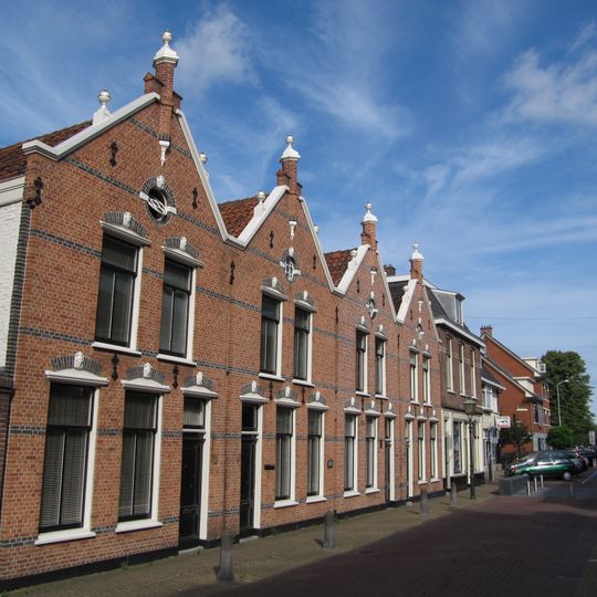 Rijtje van vier arbeiderswoningen in de stijl van de Neo-Hollandse Renaissance