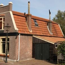 Schuur in traditionele trant gebouwd als opslagloods voor de plaatselijke Coöperatieve Landbouwvereniging