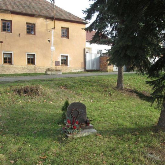 Pomník v Kralovicích u křižovatky