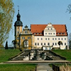 Einzeldenkmale der Sachgesamtheit Schloss und Park Thallwitz: Schloss (Nr. 10), Treppe mit Kaskade im Park und Gartenhaus sowie ehemalige Orangerie (Nr. 4) Kollauer Straße 4; 10