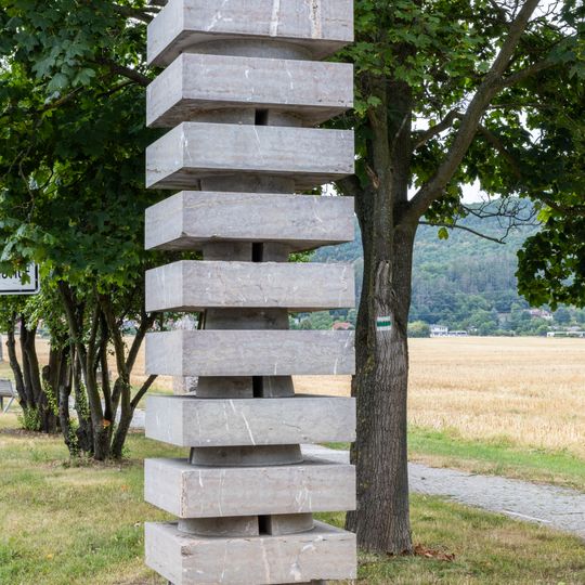 Plastika Světluščí dům na Cestě mramoru v Dobřichovicích