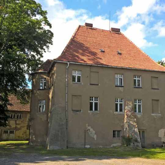 Rittergut mit Herrenhaus mit überbauter Toreinfahrt , Wirtschaftsgebäude , große Scheune des westlich gelegenen Wirtschaftshofes mit Krüppelwalmdach und der im Osten des Herrenhauses gelegene kleine Gutspark mit Einfriedu