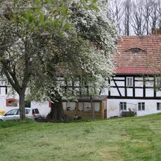 Wohnstallhaus mit angebautem Backhaus, Scheune, Seitengebäude und Einfriedungsmauer eines Bauernhofes An der Hohle 5