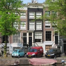 Pand met smalle gevel onder rechte lijst