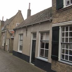 Gepleisterd dwarshuisje onder zadeldak