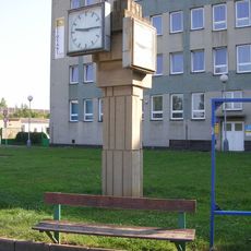 Hodiny před vlakovým nádražím v Berouně