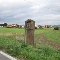 Kříž u Chrastavic u zemědělského areálu