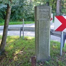 Wegestein Dresdener Straße (am Abzweig Paradiesstraße)