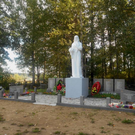 Братская могила советских воинов, погибших в борьбе с фашистами