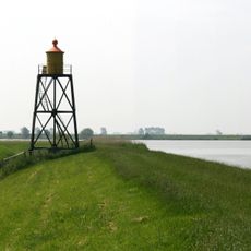 Lichtbaken behoort bij het complex van twee lichtbakens op de dijk
