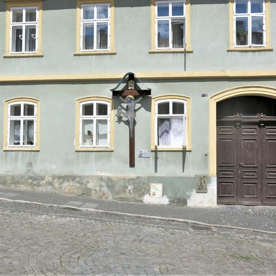 Kříž u domu Mírové náměstí 63 v Úštěku