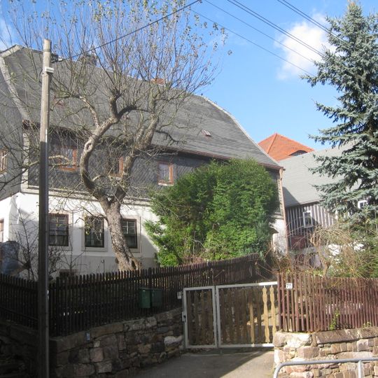 Wohnhaus und Nebengebäude mit Garten über Böschungsmauer Mittweidaer Straße 75