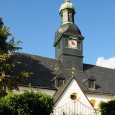 Einzeldenkmale der Sachgesamtheit Kirche und Kirchhof Helbigsdorf: Kirche, Mauer (mit Steinkreuz), drei Grabmale (barock), Steinkreuz (1569), Grufthaus (1755) und Gedenkstein für die Gefallenen des Ersten und Zweiten Weltkrieges Hauptstraße 58a