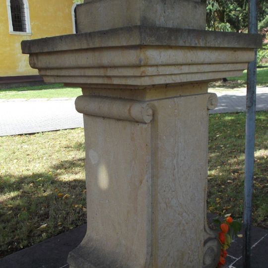 Nepoškvrnená Panna Mária, podstavec